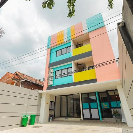Sans Hotel Clover Ace Surabaya By Reddoorz Buitenkant foto
