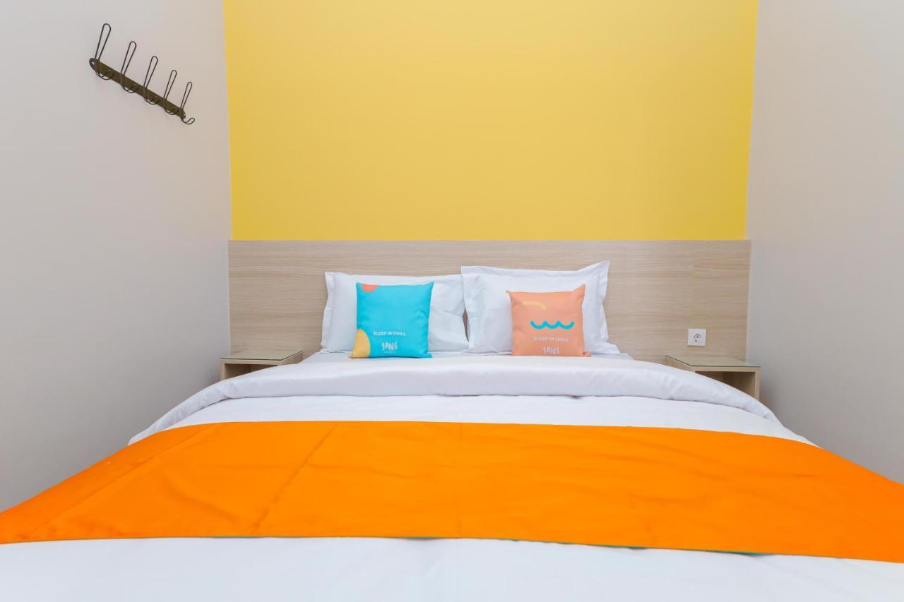 Sans Hotel Clover Ace Surabaya By Reddoorz Buitenkant foto