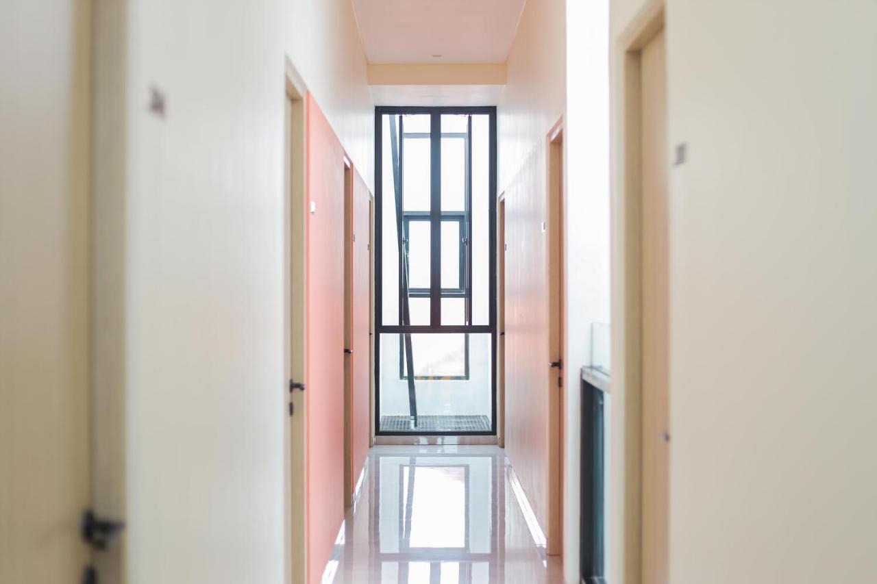 Sans Hotel Clover Ace Surabaya By Reddoorz Buitenkant foto