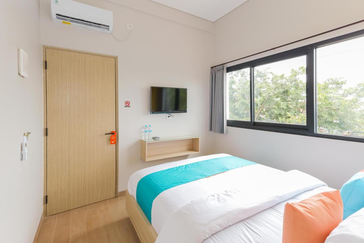Sans Hotel Clover Ace Surabaya By Reddoorz Buitenkant foto
