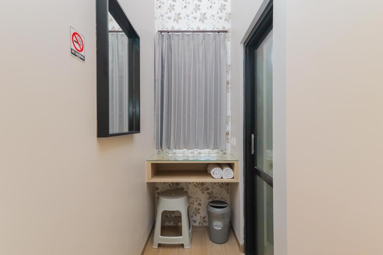 Sans Hotel Clover Ace Surabaya By Reddoorz Buitenkant foto