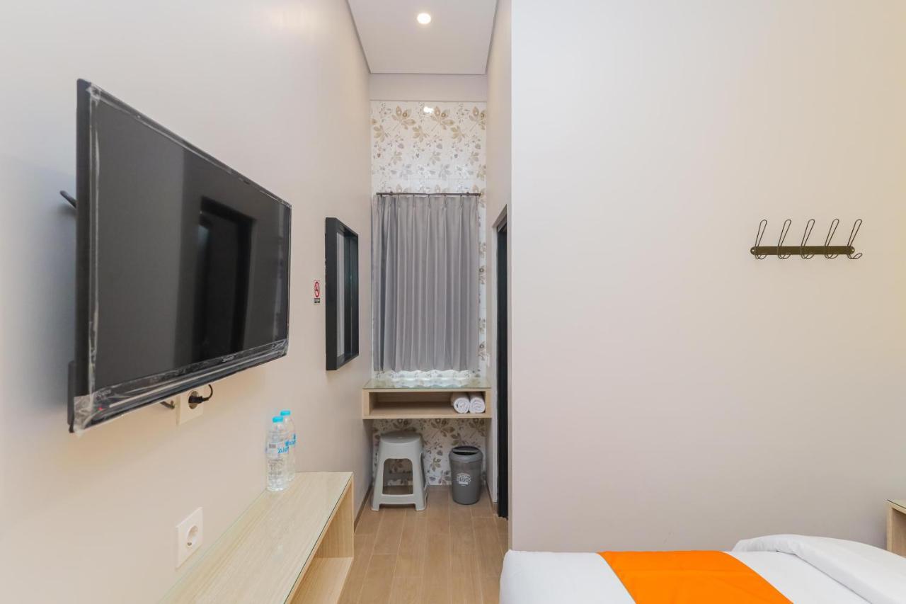 Sans Hotel Clover Ace Surabaya By Reddoorz Buitenkant foto