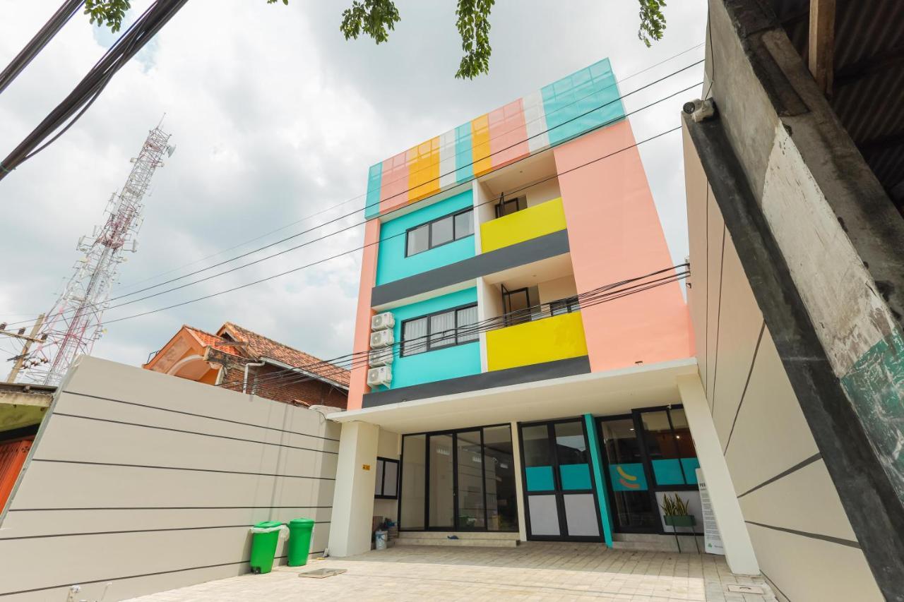 Sans Hotel Clover Ace Surabaya By Reddoorz Buitenkant foto