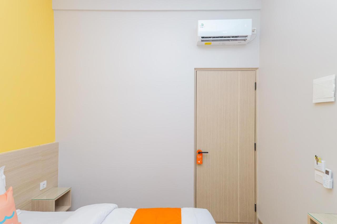 Sans Hotel Clover Ace Surabaya By Reddoorz Buitenkant foto