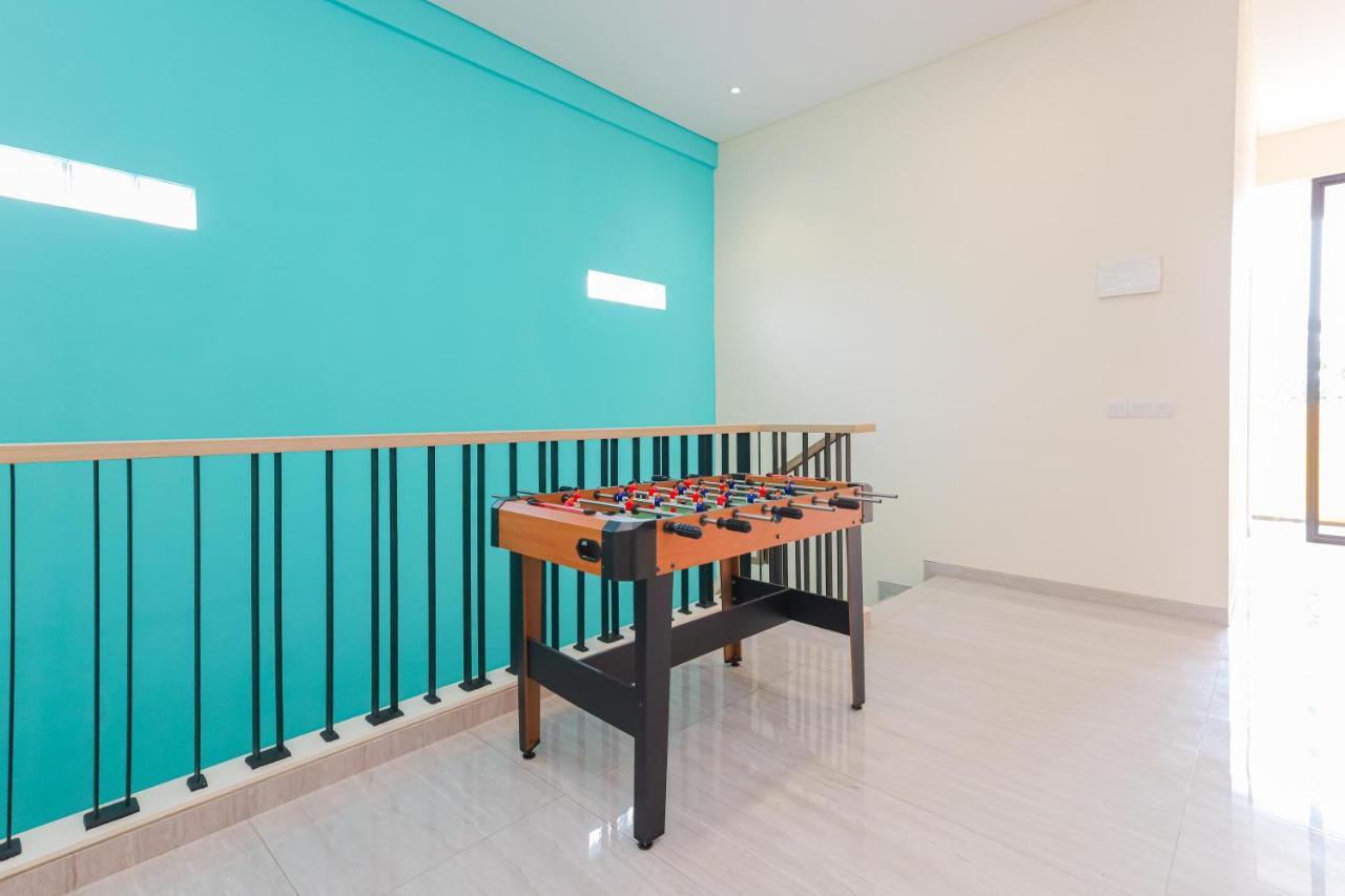 Sans Hotel Clover Ace Surabaya By Reddoorz Buitenkant foto
