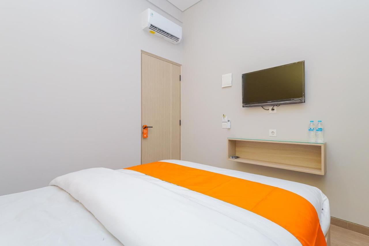 Sans Hotel Clover Ace Surabaya By Reddoorz Buitenkant foto