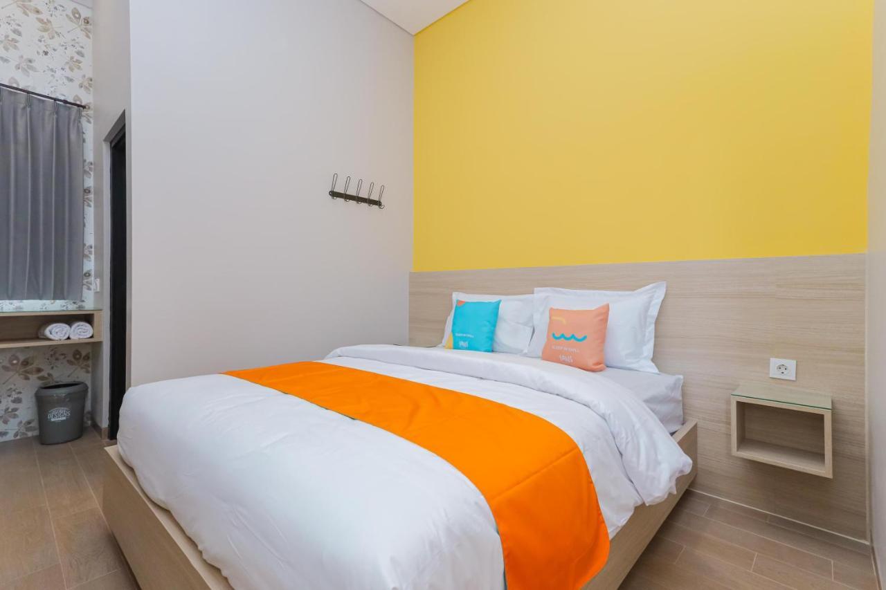 Sans Hotel Clover Ace Surabaya By Reddoorz Buitenkant foto